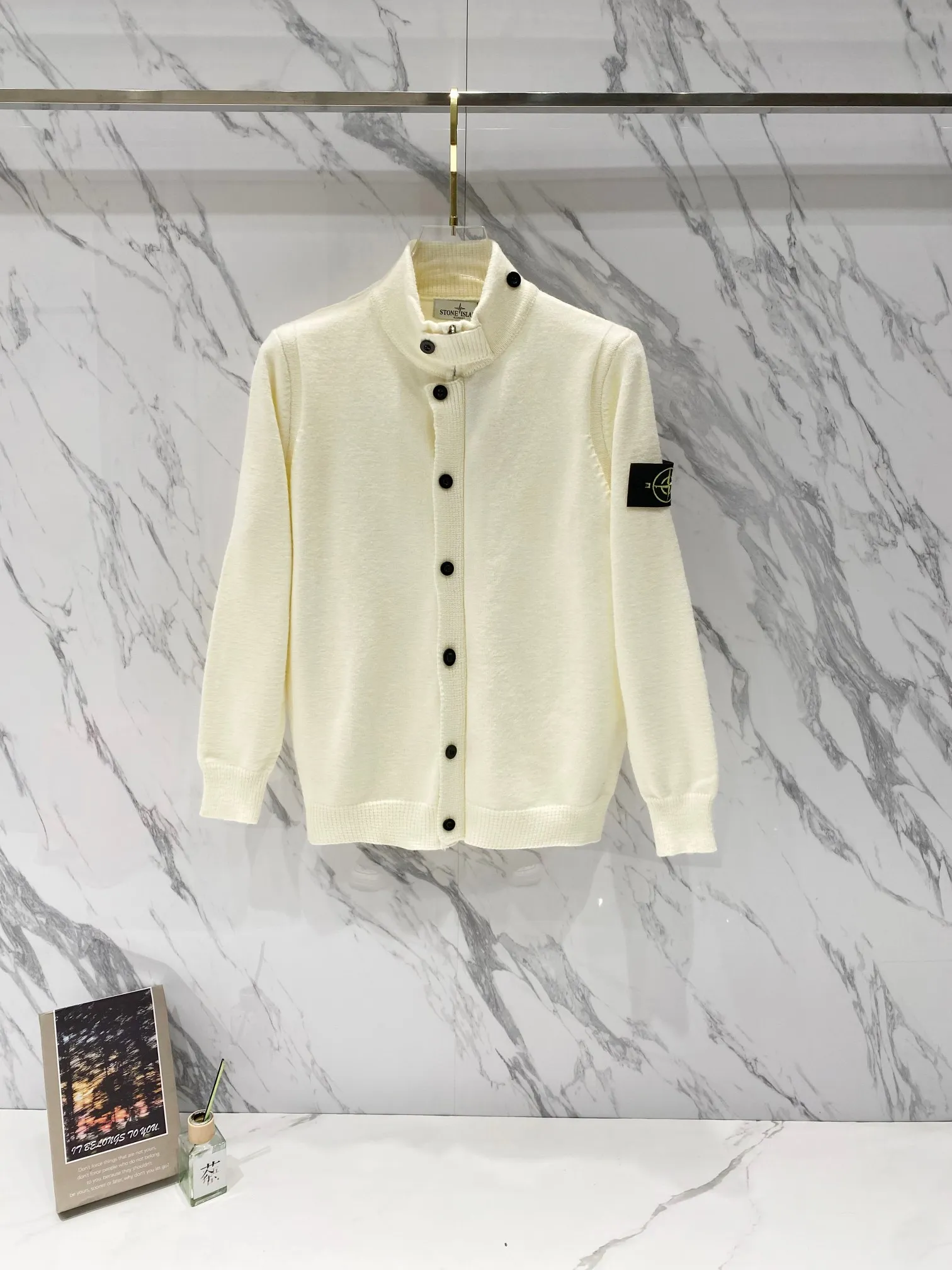 P270 Stone Island Cotton-wool blended knitted zipper button sweater cardigan (couple style) Color: Black Gray Off-white Size: M～XL M: Clothing length 68 Bust 110 Sleeve length 57 L: Clothing length 70 Bust 116 Sleeve length 58 XL: Clothing length 72 Bust 120 Sleeve length 59